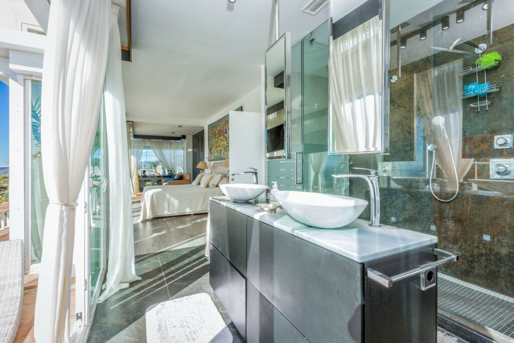 Detached Villa Estepona Málaga - image 24