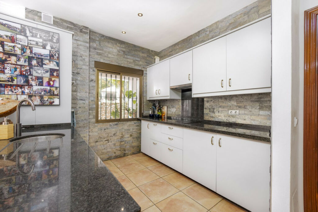 Detached Villa Riogordo Málaga - image 24