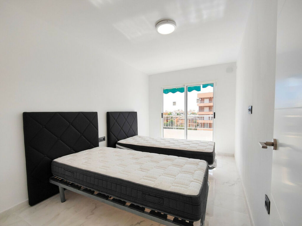 Middle Floor Apartment Punta Prima Alicante - image 24