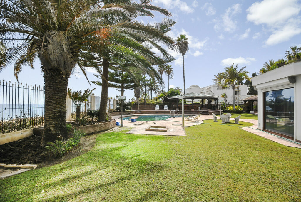Detached Villa The Golden Mile Málaga - image 24