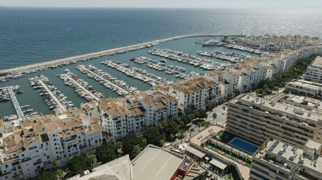Middle Floor Apartment Puerto Banús Málaga - image 18