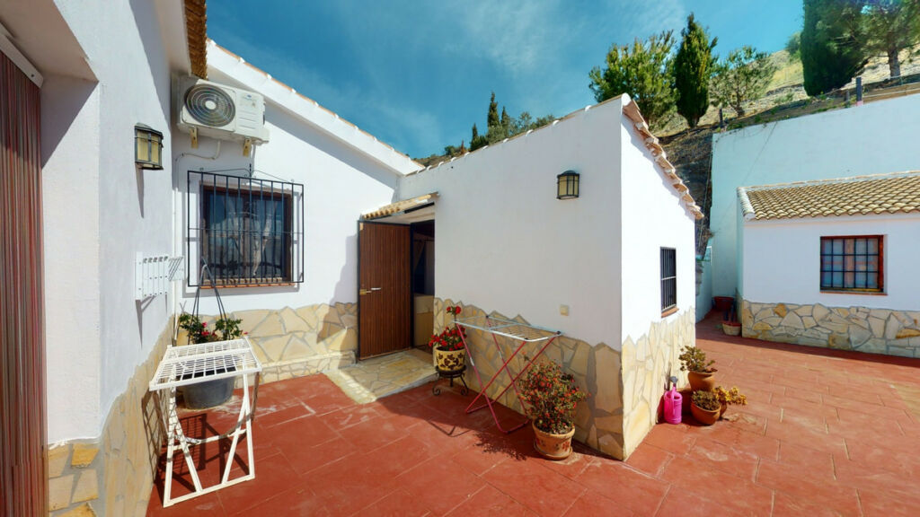Detached Villa El Borge Málaga - image 25