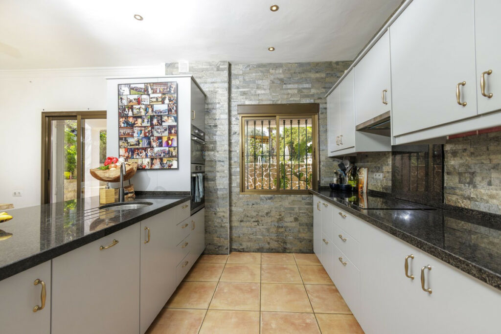 Detached Villa Riogordo Málaga - image 25