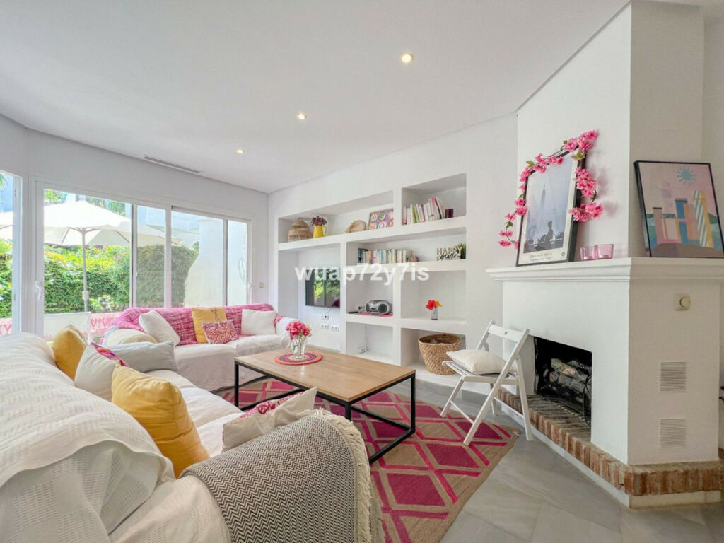 Townhouse Sierra Blanca Málaga - image 2