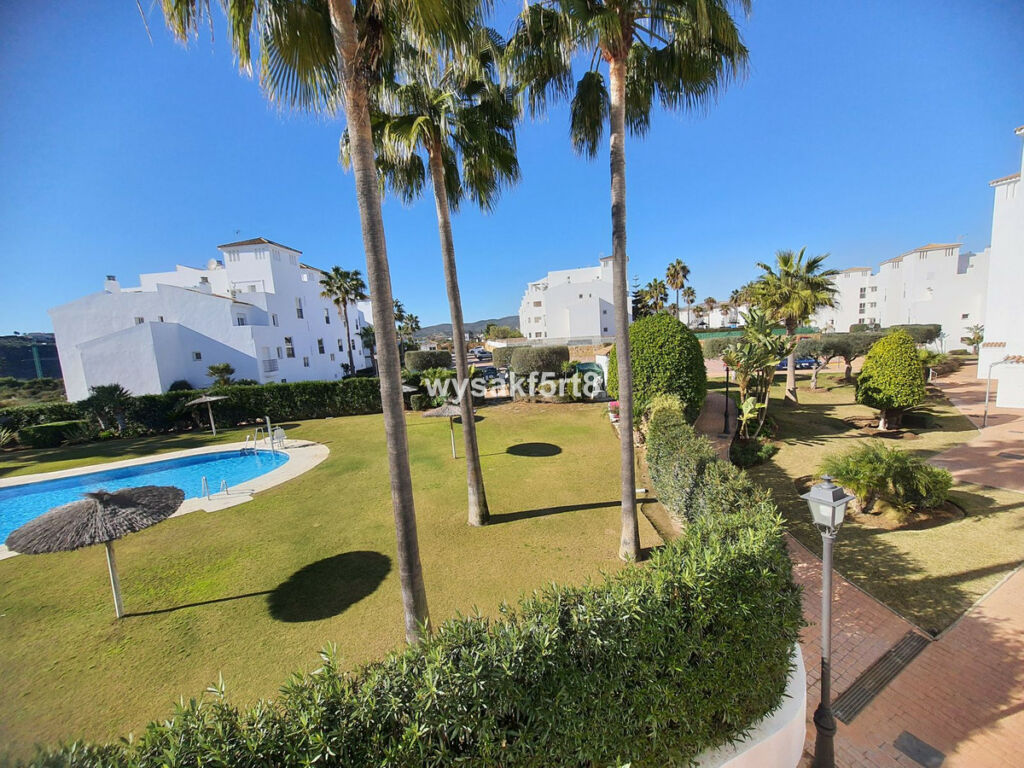 Middle Floor Apartment La Duquesa Málaga - image 3