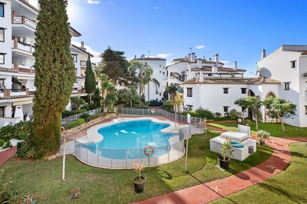Middle Floor Apartment Calahonda Málaga - image 25