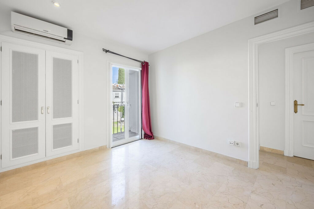 Semi-Detached House Nueva Andalucía Málaga - image 26