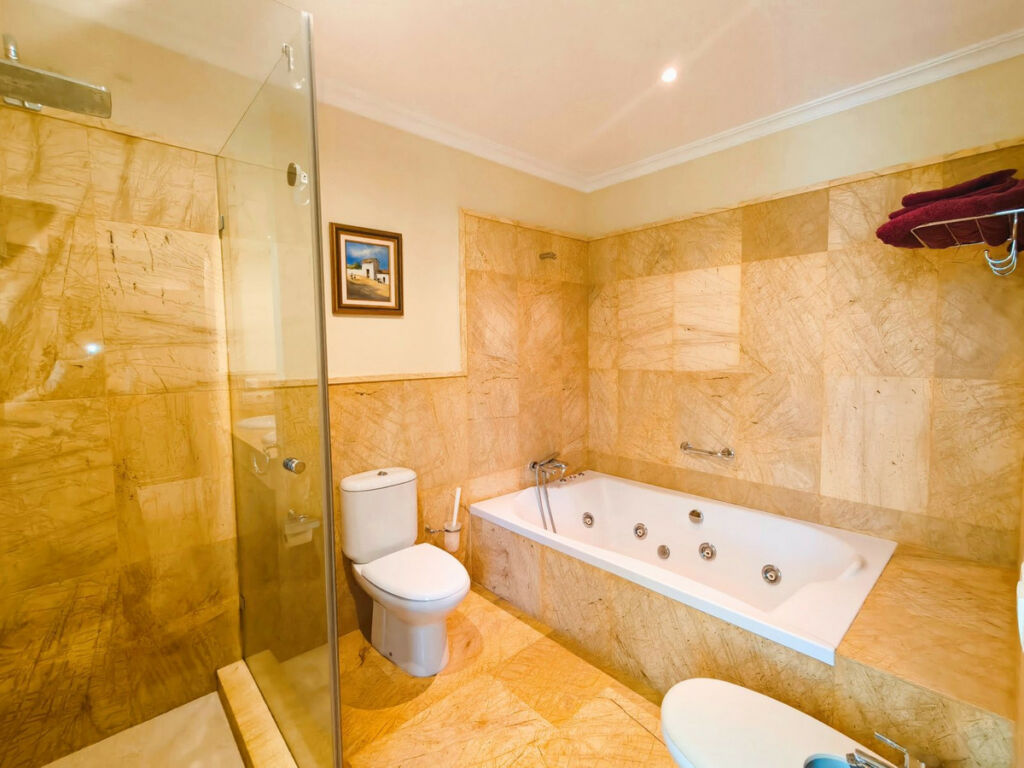 Detached Villa San Roque Club Cádiz - image 26
