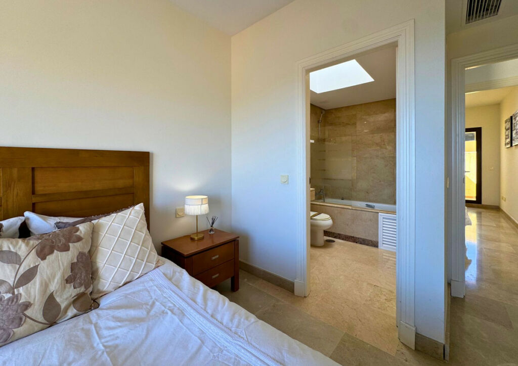 Penthouse La Duquesa Málaga - image 27