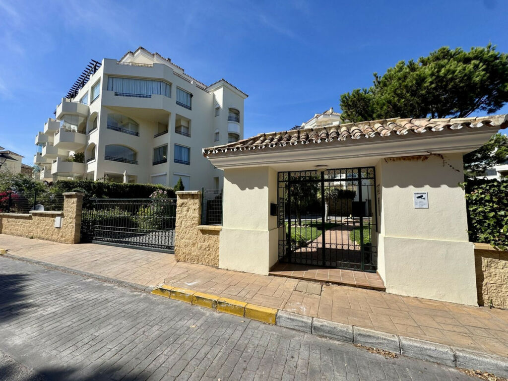 Middle Floor Apartment Elviria Málaga - image 27
