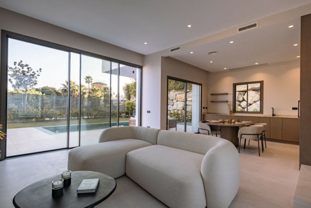 Detached Villa Estepona Málaga - image 27