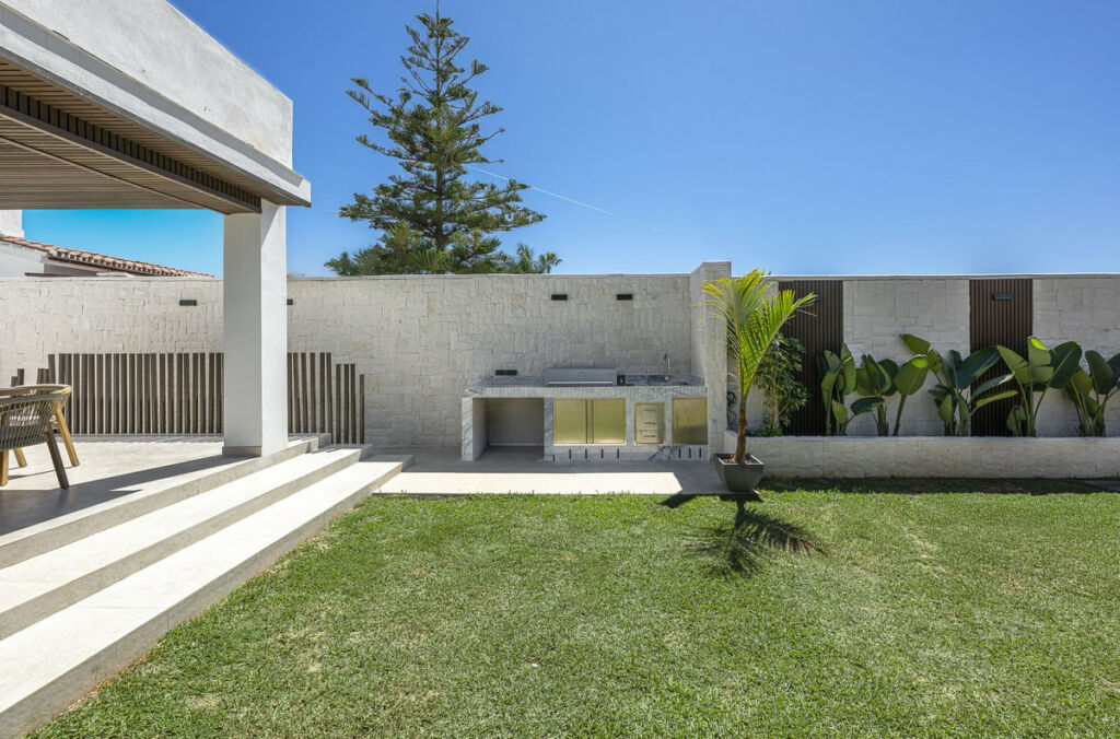 Detached Villa New Golden Mile Málaga - image 27