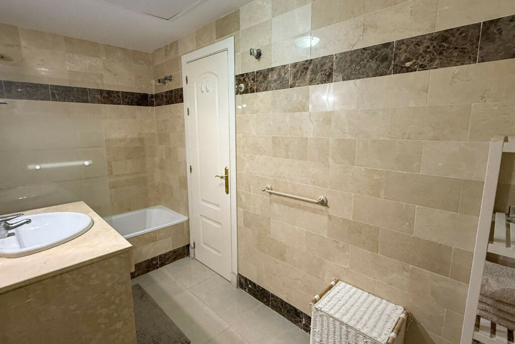 Top Floor Apartment El Paraiso Málaga - image 27