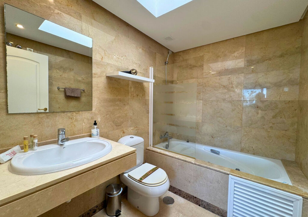 Penthouse La Duquesa Málaga - image 28