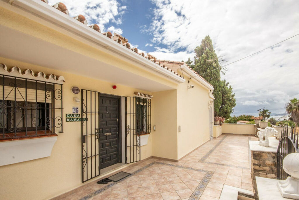 Detached Villa Estepona Málaga - image 28