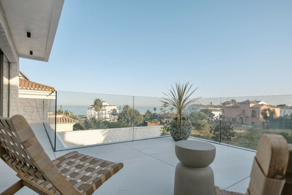 Detached Villa Estepona Málaga - image 28