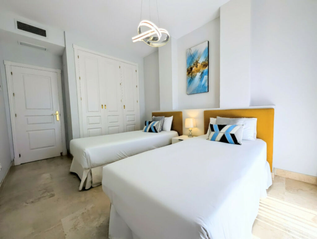 Semi-Detached House El Paraiso Málaga - image 32