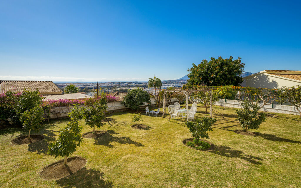 Detached Villa Nueva Andalucía Málaga - image 28