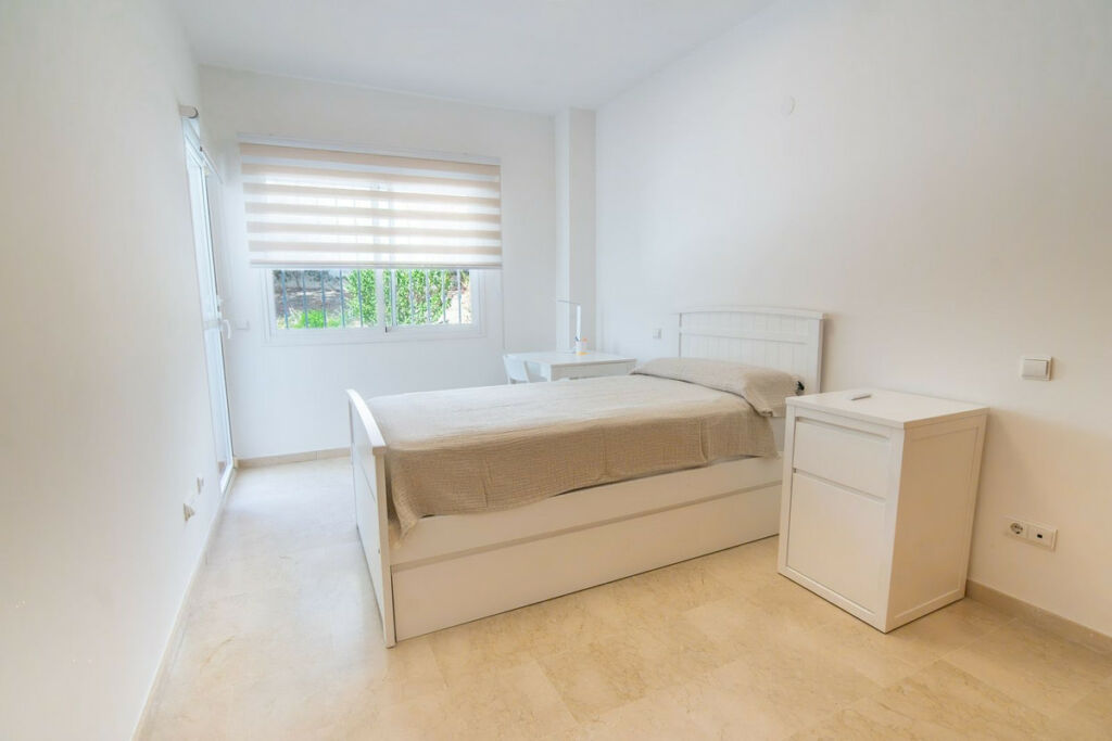 Middle Floor Apartment Estepona Málaga - image 28
