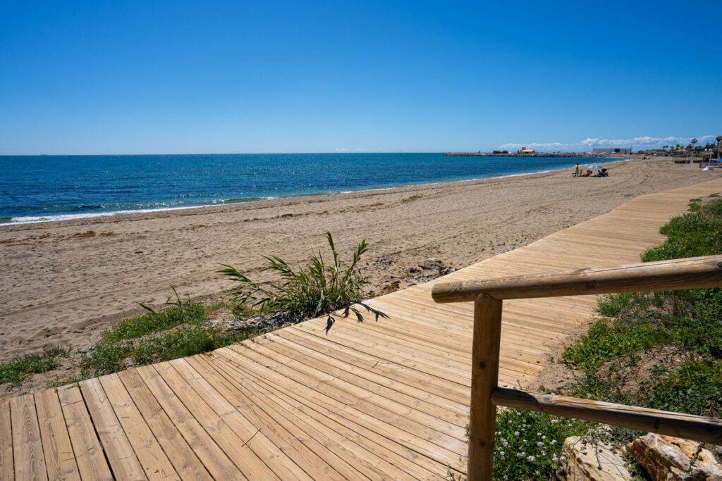 Middle Floor Apartment Cabopino Málaga - image 28