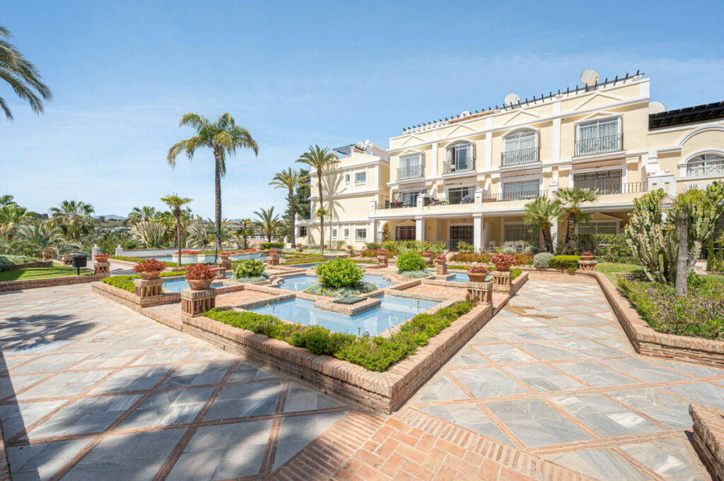 Middle Floor Apartment Nueva Andalucía Málaga - image 29