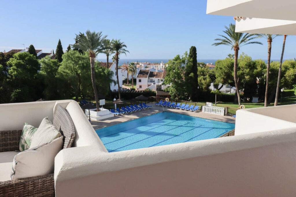 Middle Floor Apartment Nueva Andalucía Málaga - image 3