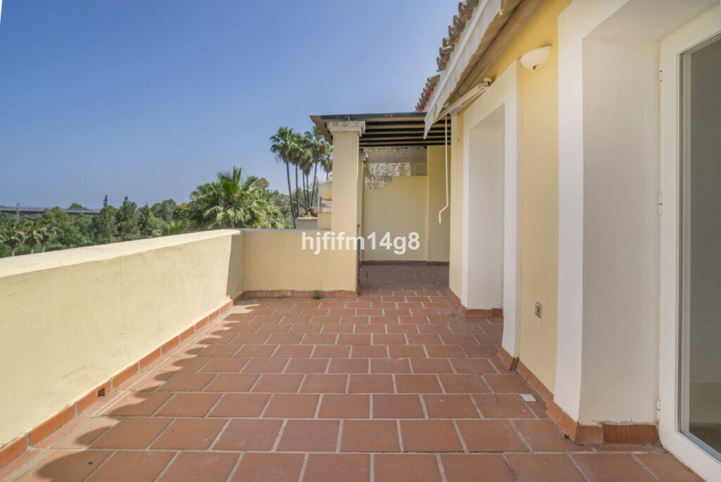 Middle Floor Apartment Benahavís Málaga - image 3