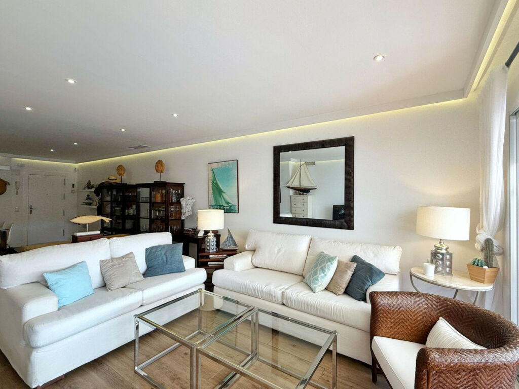 Middle Floor Apartment La Quinta Málaga - image 3
