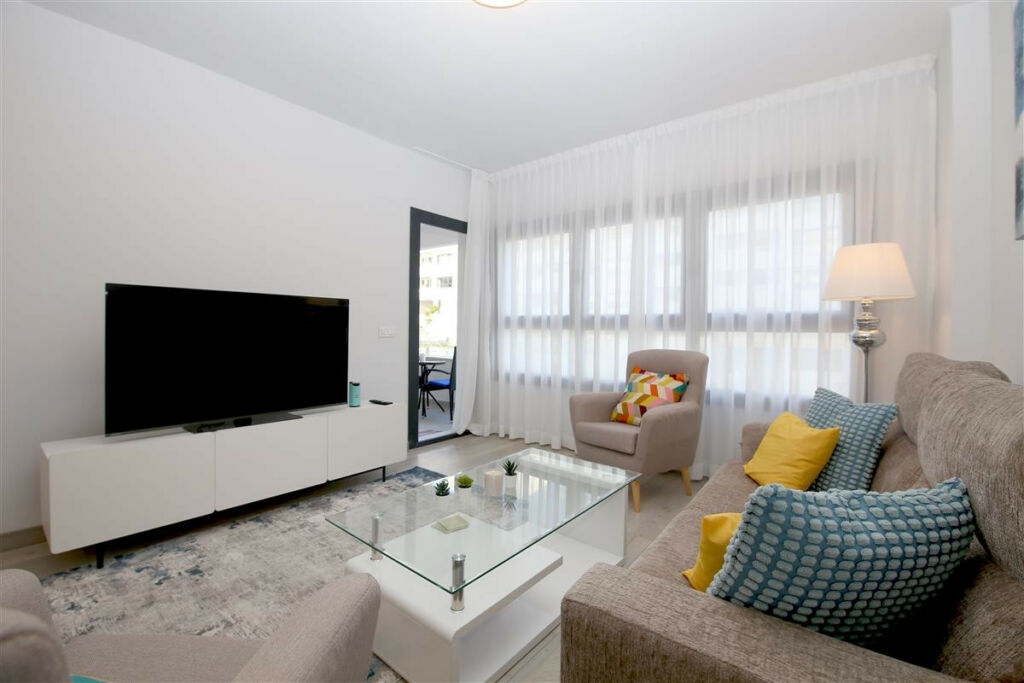 Middle Floor Apartment Estepona Málaga - image 3