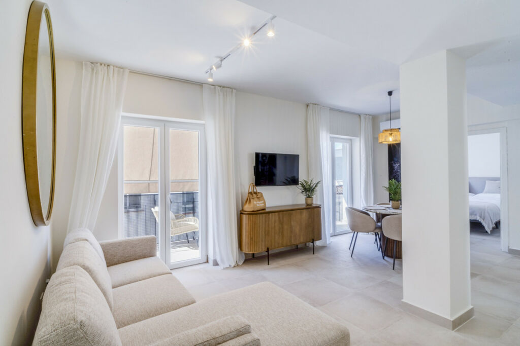 Middle Floor Apartment Estepona Málaga - image 3