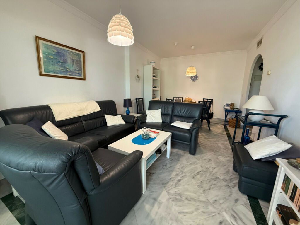 Middle Floor Apartment Nueva Andalucía Málaga - image 3