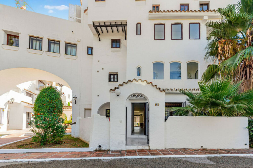 Ground Floor Apartment Puerto Banús Málaga - image 3