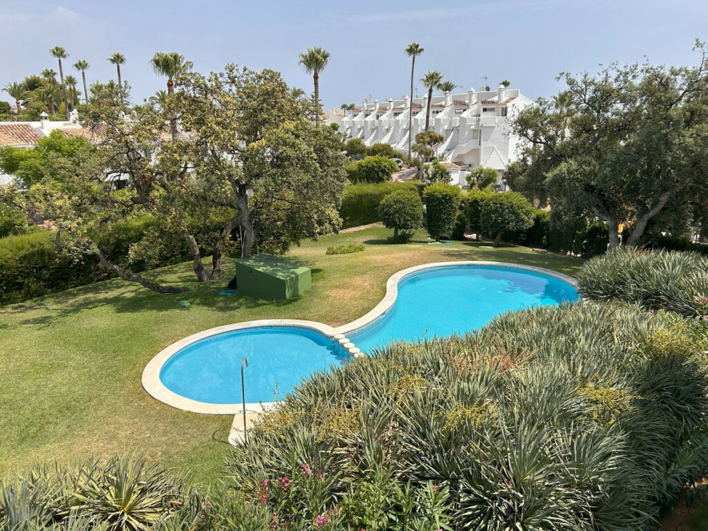 Middle Floor Apartment Calahonda Málaga - image 3