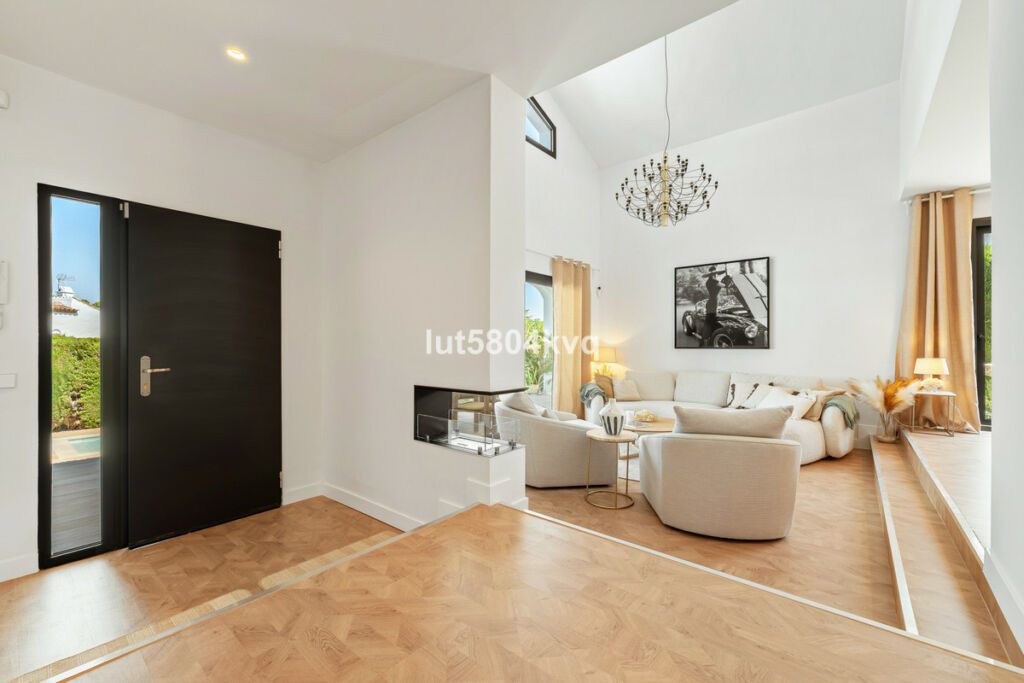 Detached Villa Nueva Andalucía Málaga - image 3