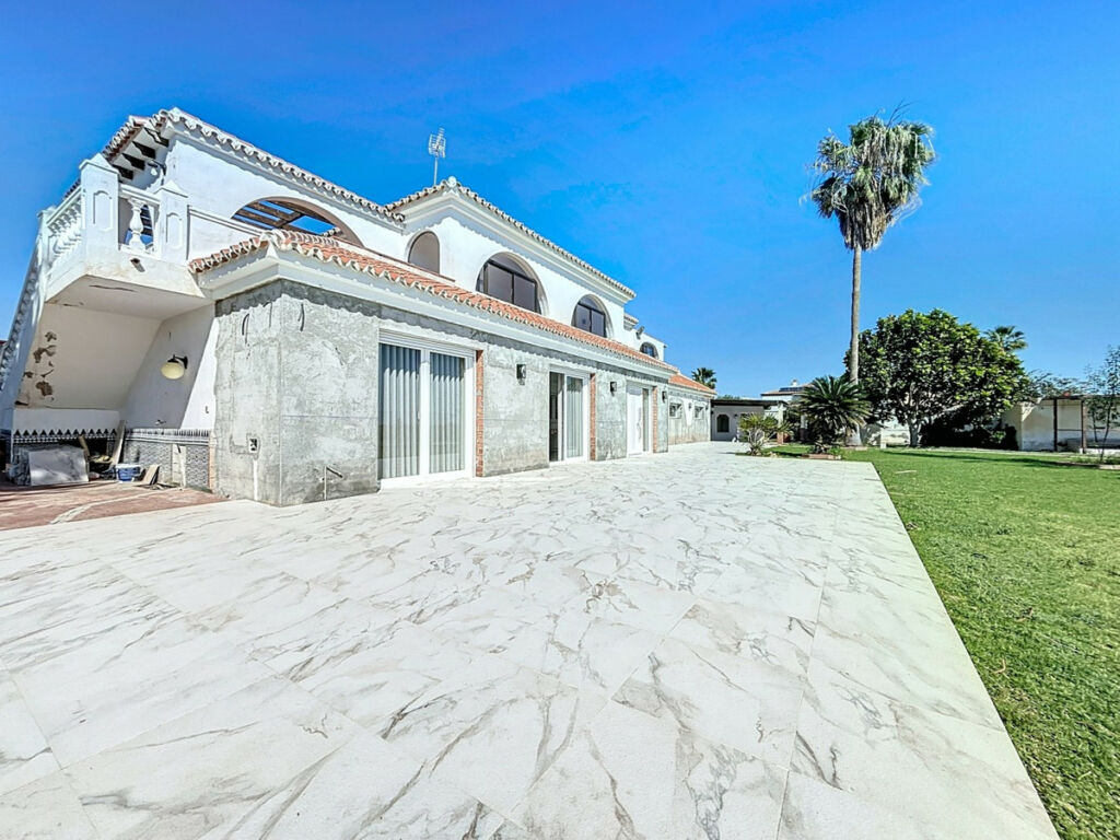 Detached Villa Almayate Málaga - image 3
