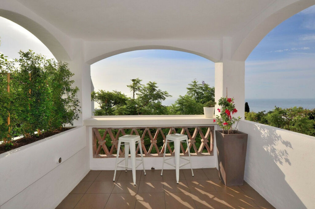 Middle Floor Apartment Benalmadena Pueblo Málaga - image 3