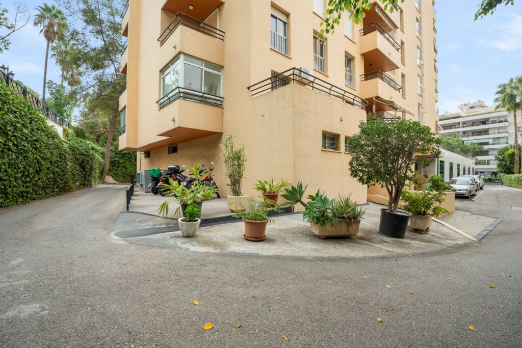 Middle Floor Apartment Marbella Málaga - image 3