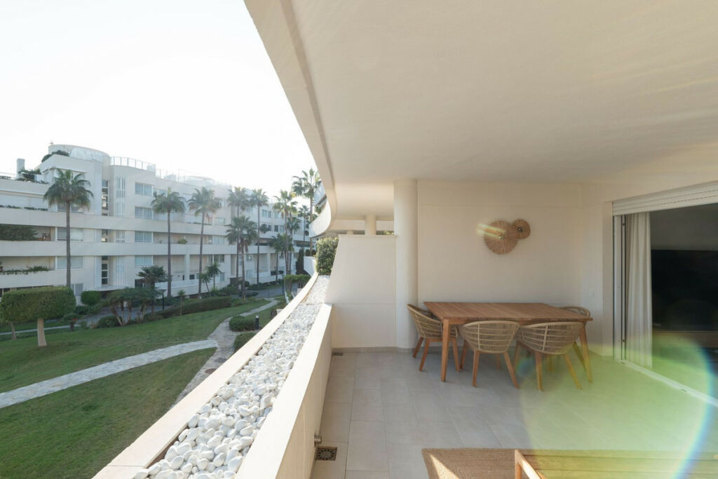 Middle Floor Apartment Estepona Málaga - image 3