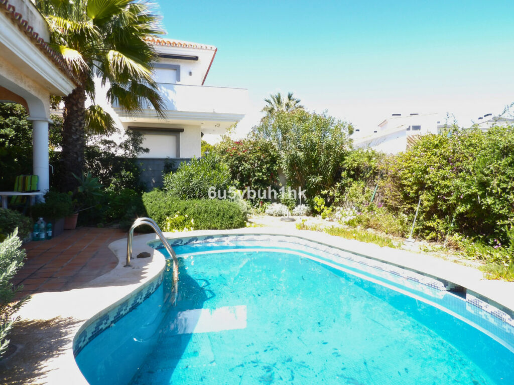 Detached Villa Fuengirola Málaga - image 3