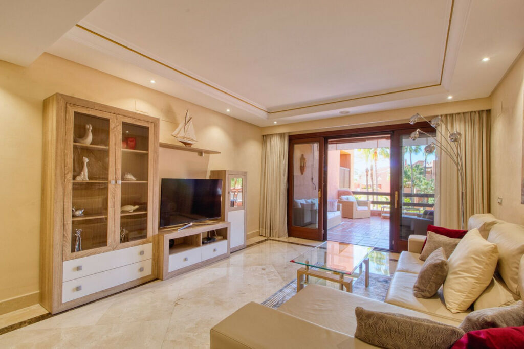 Middle Floor Apartment Estepona Málaga - image 3