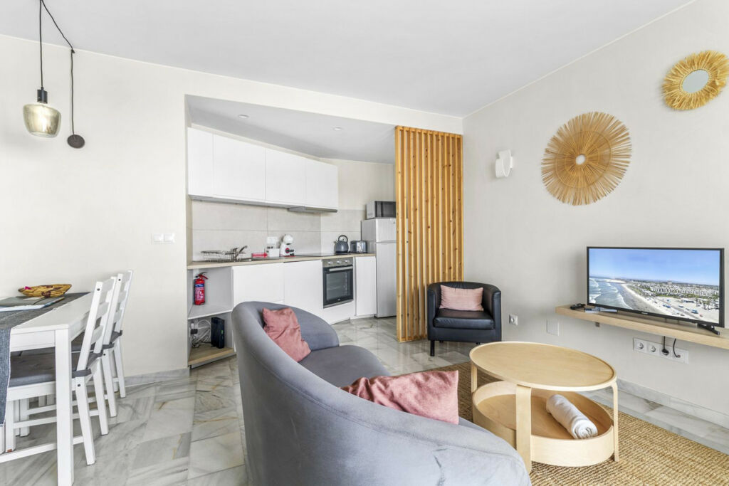 Middle Floor Apartment Estepona Málaga - image 6