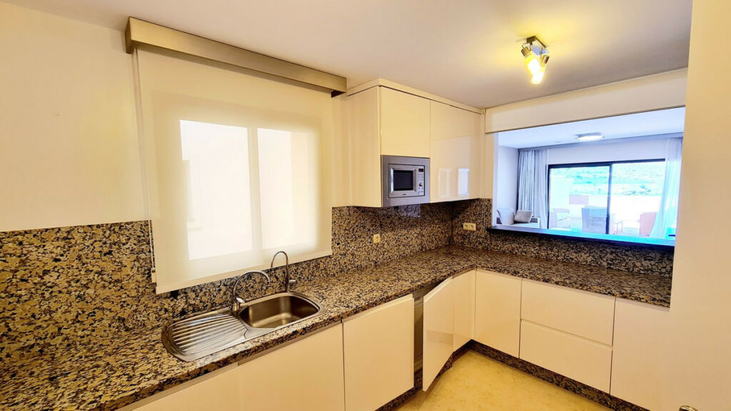 Middle Floor Apartment Benahavís Málaga - image 4