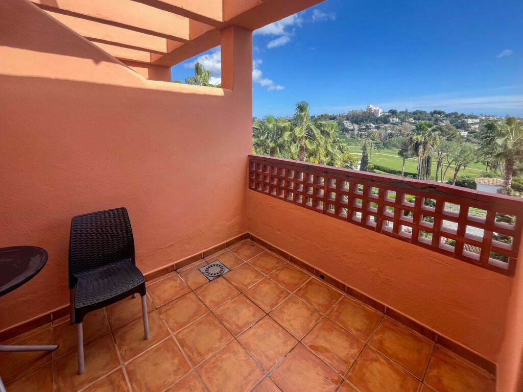 Top Floor Apartment El Paraiso Málaga - image 3
