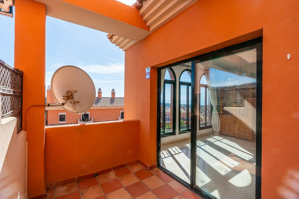 Middle Floor Apartment Elviria Málaga - image 3
