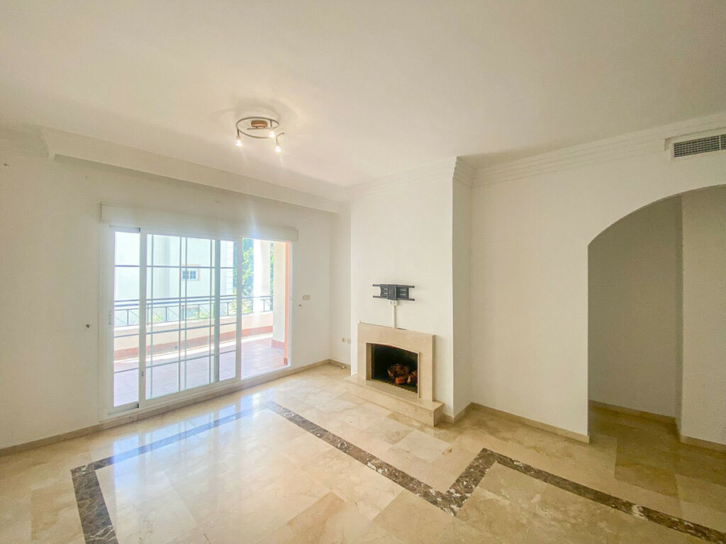 Middle Floor Apartment Nueva Andalucía Málaga - image 3