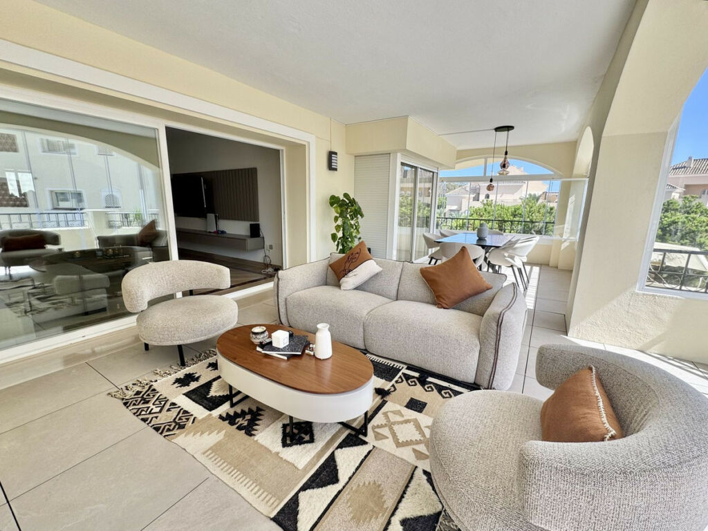 Middle Floor Apartment Elviria Málaga - image 3