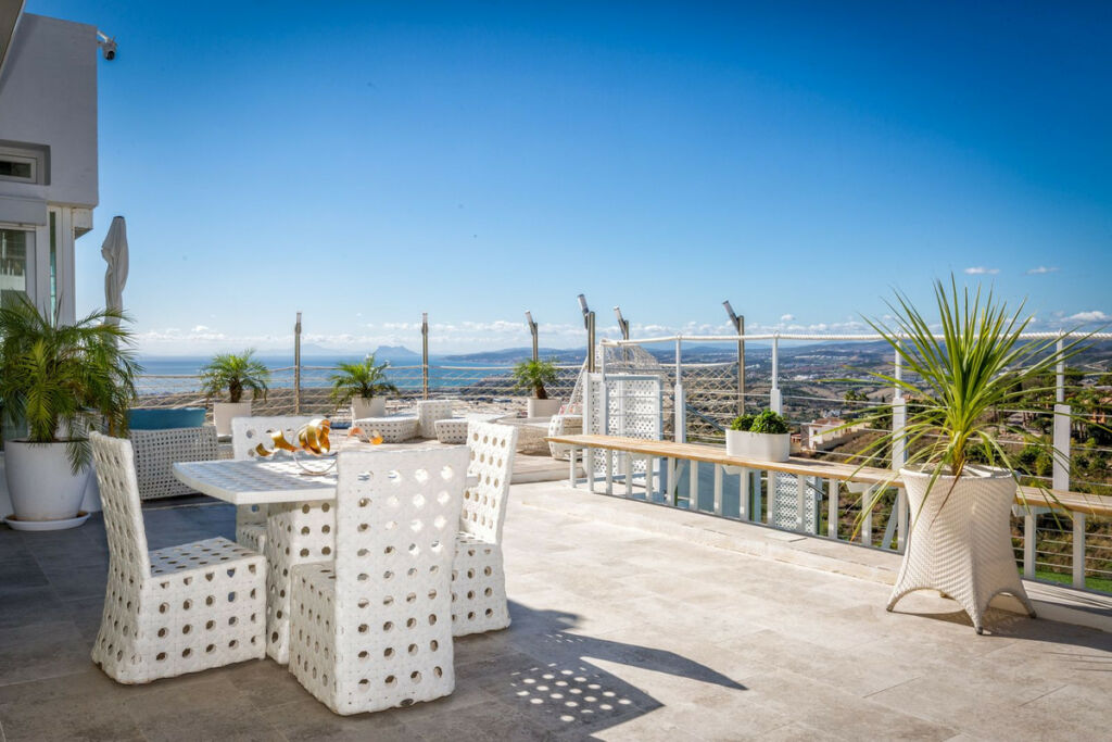 Detached Villa Estepona Málaga - image 3