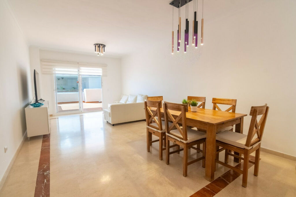 Middle Floor Apartment Estepona Málaga - image 3