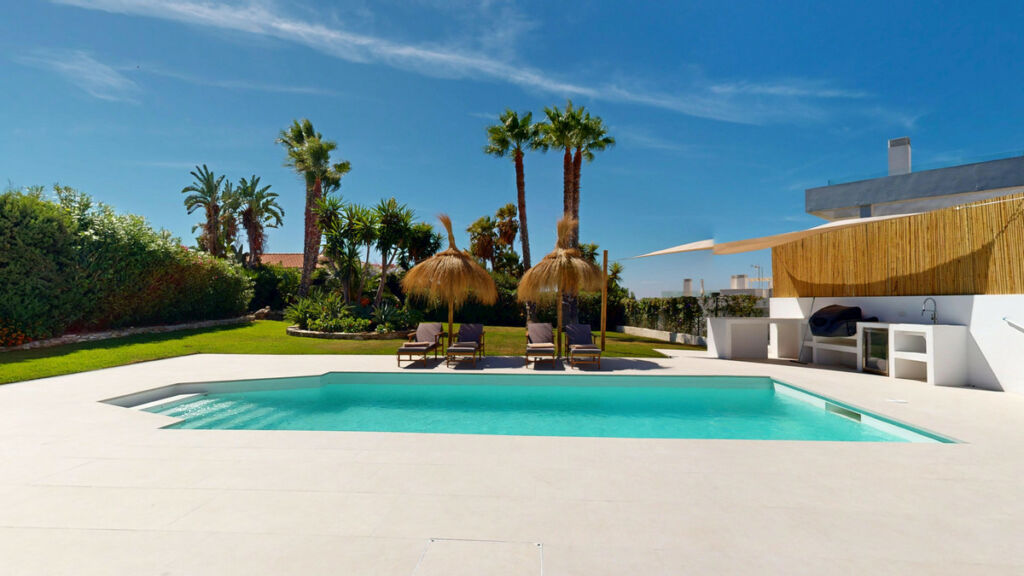 Detached Villa Estepona Málaga - image 2