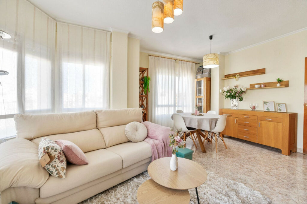 Middle Floor Apartment Torrevieja Alicante - image 3